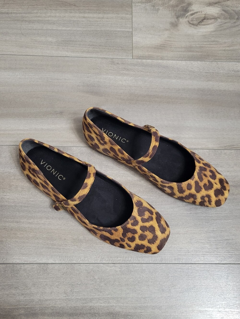 Women's Vionic Alameda Tan Leopard Leather Flat Shoe Size 7.5 NWOT